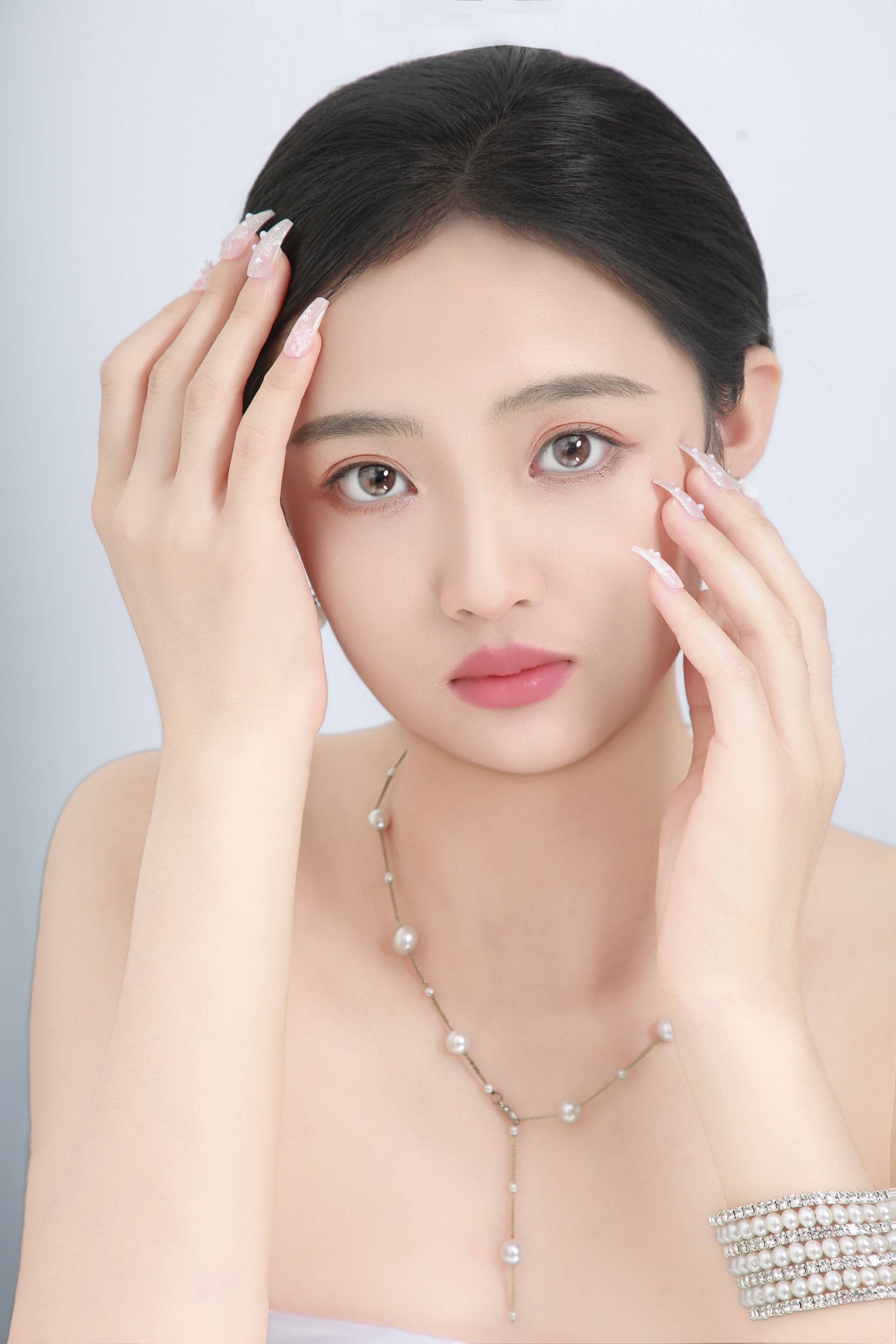 梦琴：时尚舞台的梦幻启航AG真人娱乐新人模特武