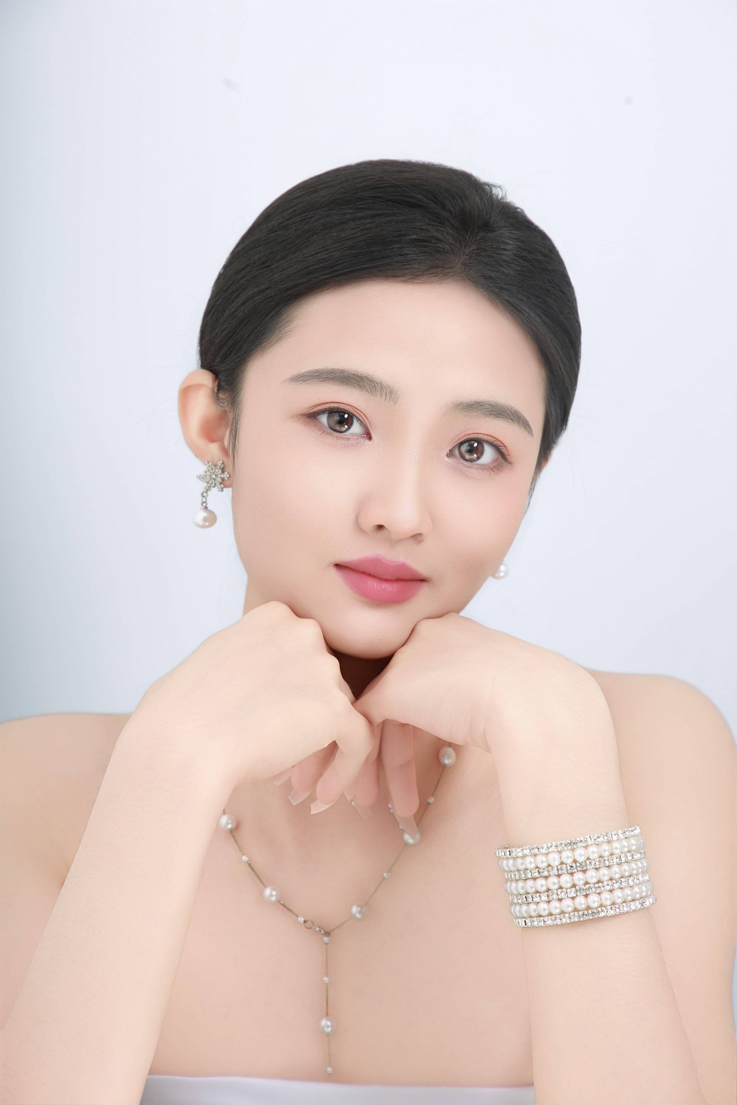 梦琴：时尚舞台的梦幻启航AG真人娱乐新人模特武(图10)