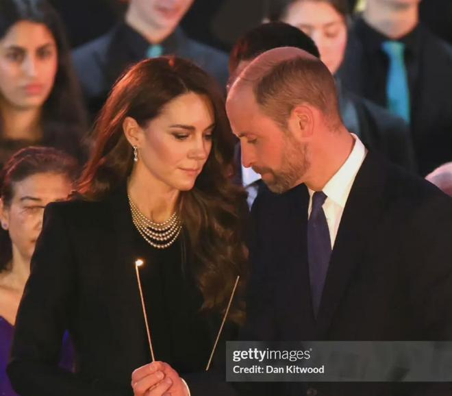 第3次穿白色假两件连衣裙半扎发造型美AG真人国际厅凯特王妃戴5股珍珠项链