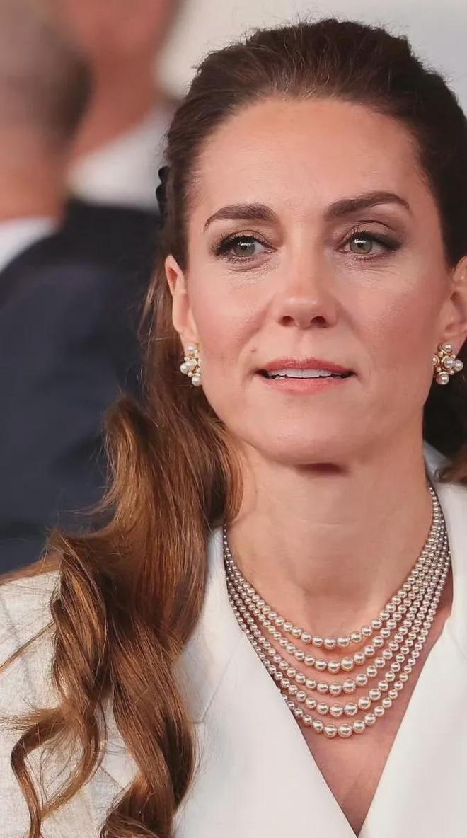 第3次穿白色假两件连衣裙半扎发造型美AG真人国际厅凯特王妃戴5股珍珠项链(图15)