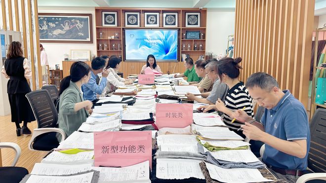 子量聚乙烯化纤长丝创新面料设计大赛揭示工艺趋势ag真人平台第一游戏石墨烯+菌草纤维+超高分(图2)