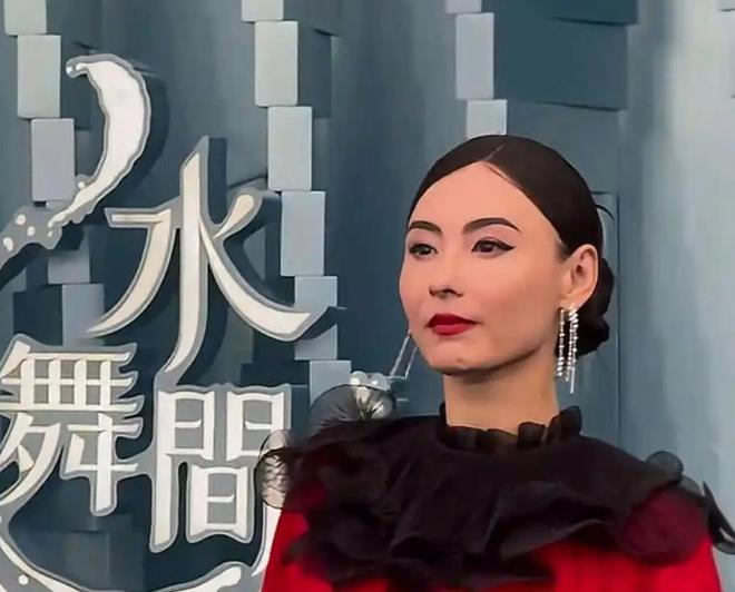 金裙美出新高度！却被张柏芝抢了C座AG真人国际澳门这一夜胡杏儿穿鎏(图2)