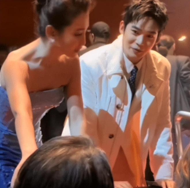 金裙美出新高度！却被张柏芝抢了C座AG真人国际澳门这一夜胡杏儿穿鎏(图3)