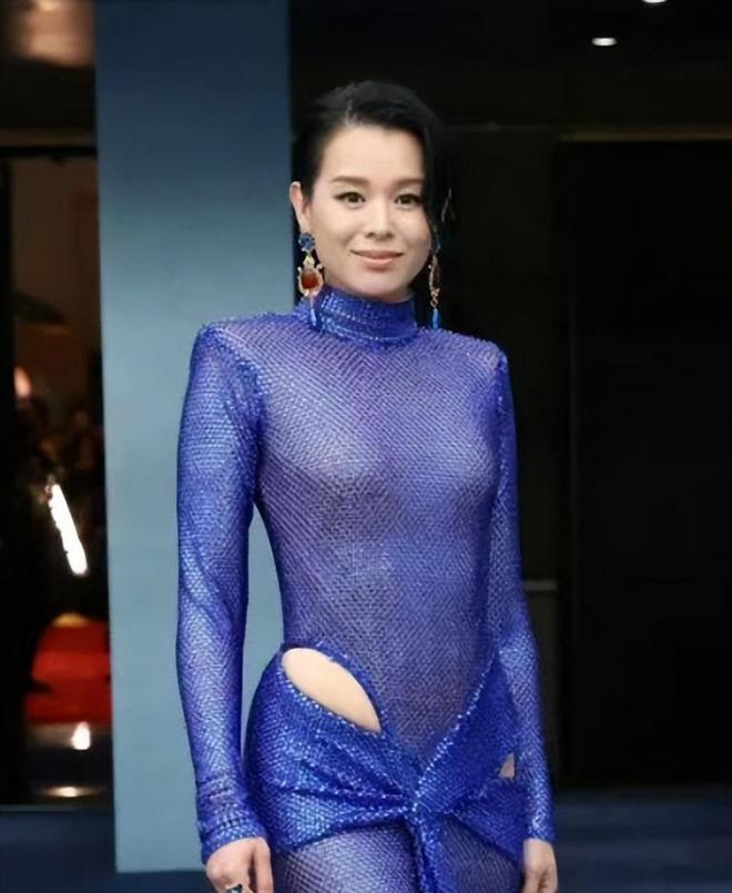 金裙美出新高度！却被张柏芝抢了C座AG真人国际澳门这一夜胡杏儿穿鎏(图7)