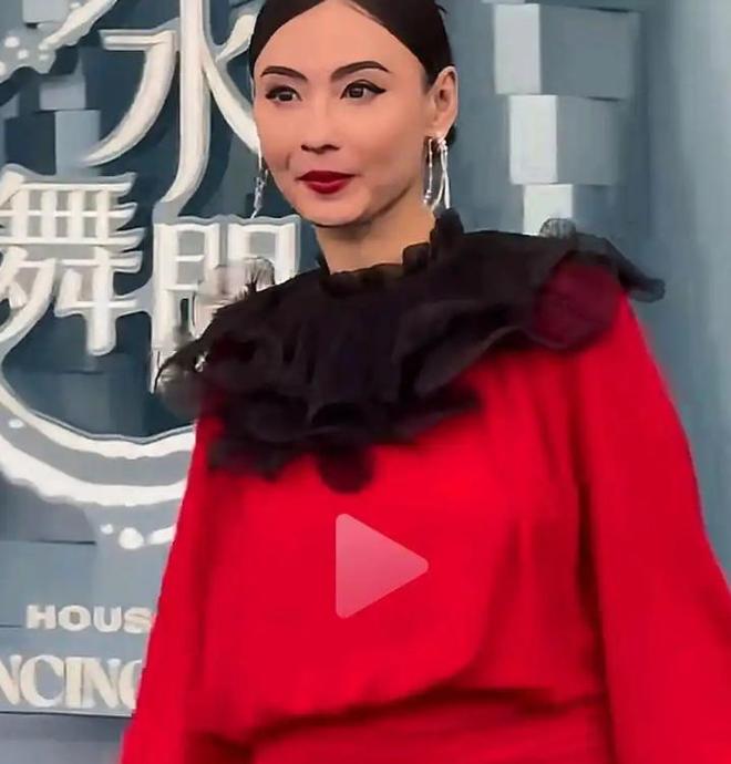 金裙美出新高度！却被张柏芝抢了C座AG真人国际澳门这一夜胡杏儿穿鎏(图5)