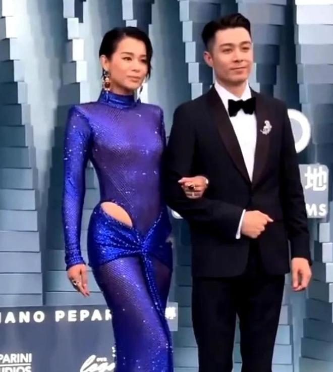 金裙美出新高度！却被张柏芝抢了C座AG真人国际澳门这一夜胡杏儿穿鎏(图4)