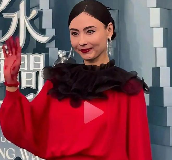 金裙美出新高度！却被张柏芝抢了C座AG真人国际澳门这一夜胡杏儿穿鎏(图8)