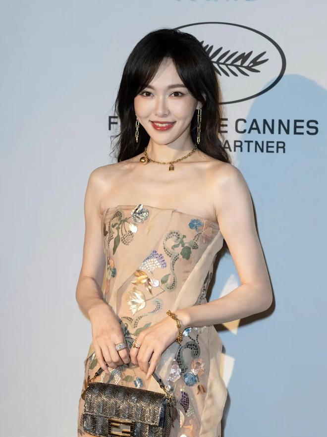 节晚宴钟楚曦明艳动人唐嫣苹果肌下垂AG真人娱乐唐嫣钟楚曦亮相戛纳电影(图4)