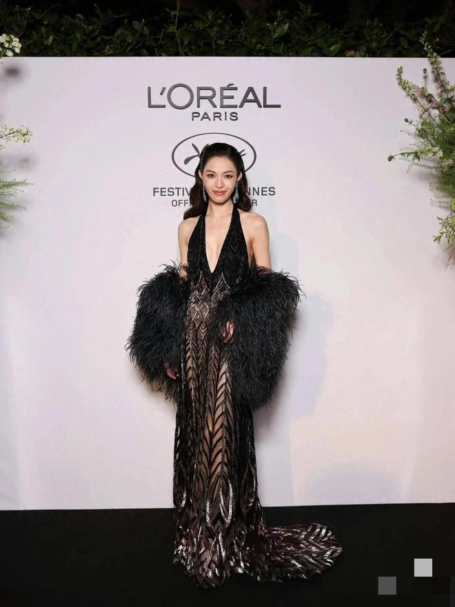 节晚宴钟楚曦明艳动人唐嫣苹果肌下垂AG真人娱乐唐嫣钟楚曦亮相戛纳电影(图8)