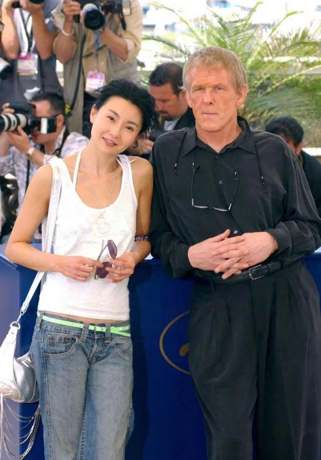 网60岁依然是大家最爱的穿衣榜样AG真人张曼玉的平价穿搭火遍全(图1)