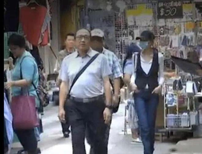 网60岁依然是大家最爱的穿衣榜样AG真人张曼玉的平价穿搭火遍全(图3)
