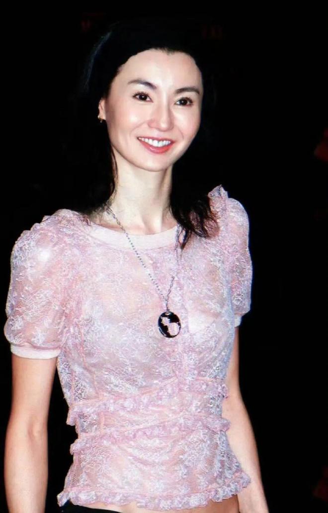 网60岁依然是大家最爱的穿衣榜样AG真人张曼玉的平价穿搭火遍全(图9)