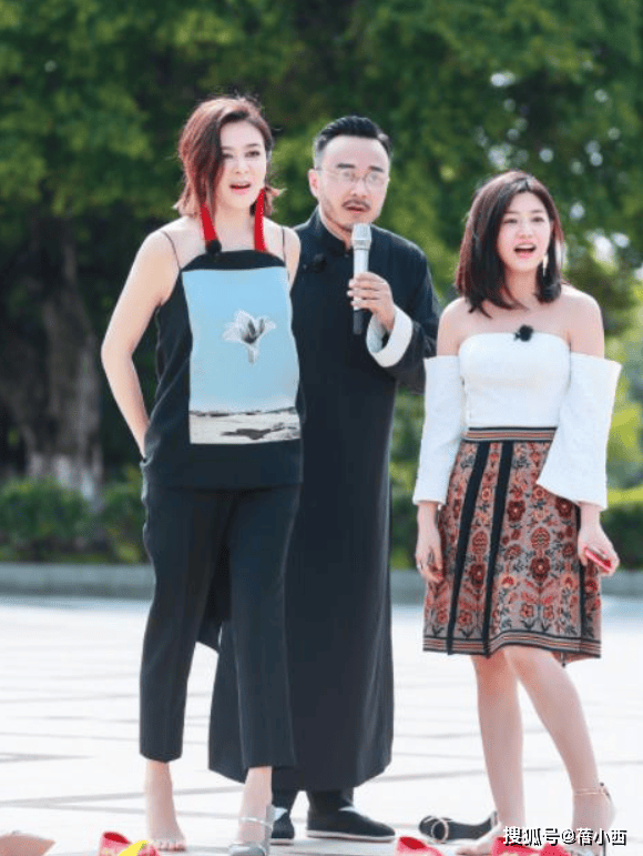 框穿得性感脸蛋略显僵硬但科技美真抗衰AG真人娱乐61岁关之琳与陈妍希同