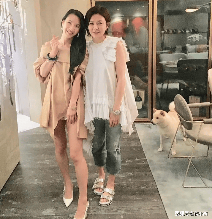 框穿得性感脸蛋略显僵硬但科技美真抗衰AG真人娱乐61岁关之琳与陈妍希同(图2)