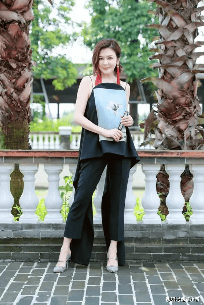 框穿得性感脸蛋略显僵硬但科技美真抗衰AG真人娱乐61岁关之琳与陈妍希同(图4)
