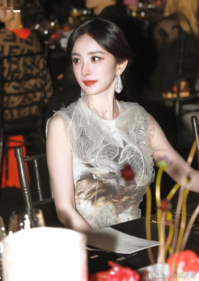 今麦同框看清三人穿搭才懂和少女区别AG真人登录入口这一夜姚晨杨幂赵(图13)