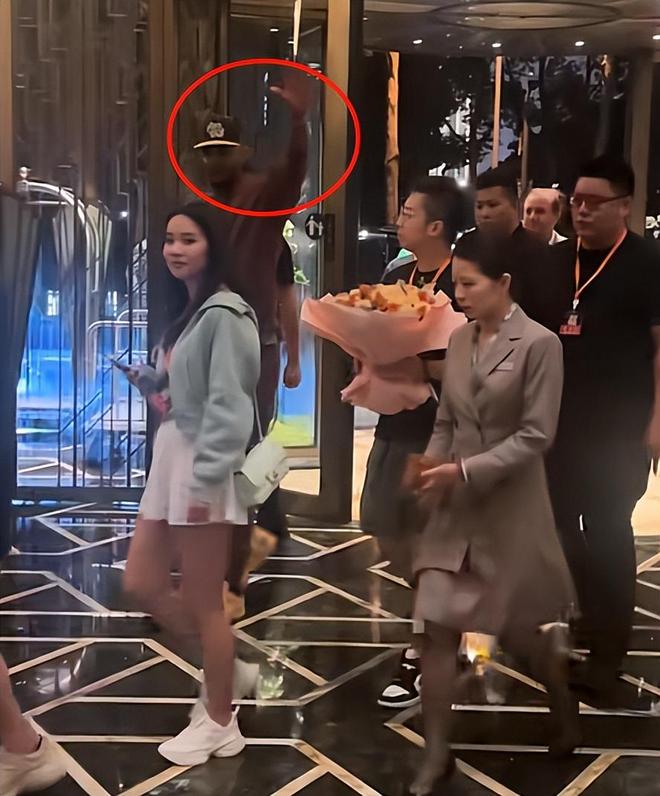明相聚晚宴丰韵美女作陪被拍互动亲密AG真人网NBA安东尼来华与老友姚(图9)