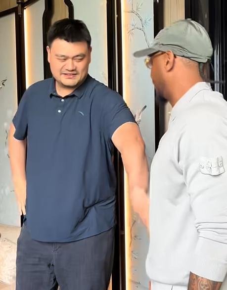 明相聚晚宴丰韵美女作陪被拍互动亲密AG真人网NBA安东尼来华与老友姚(图17)