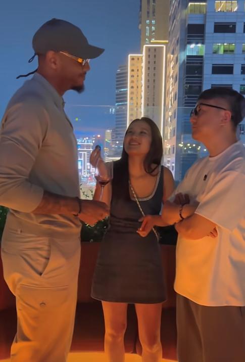 明相聚晚宴丰韵美女作陪被拍互动亲密AG真人网NBA安东尼来华与老友姚(图19)