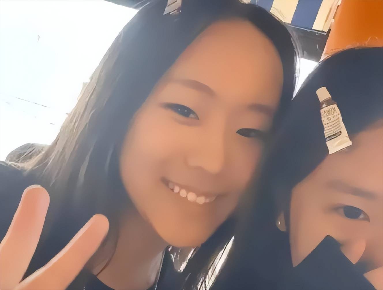 衫还反穿玩个性老公是富二代身价15亿AG真人直营48岁金喜善素颜太赞牛仔(图1)