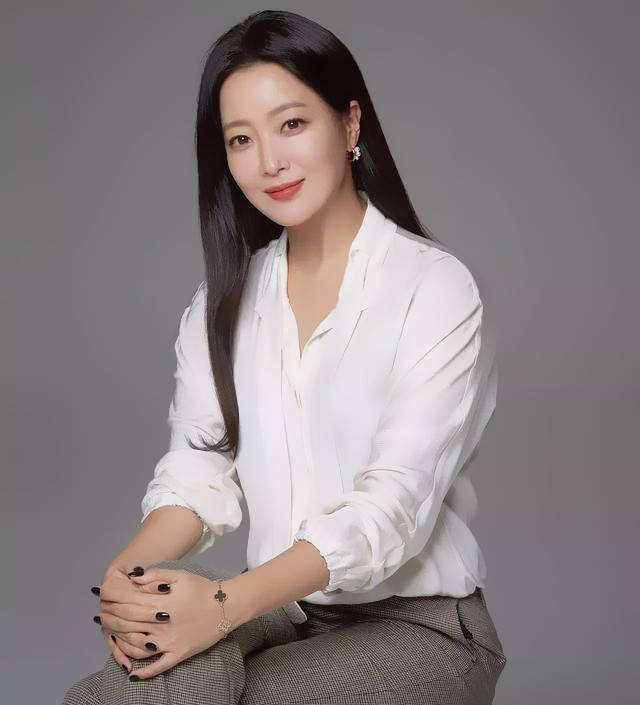 衫还反穿玩个性老公是富二代身价15亿AG真人直营48岁金喜善素颜太赞牛仔(图3)