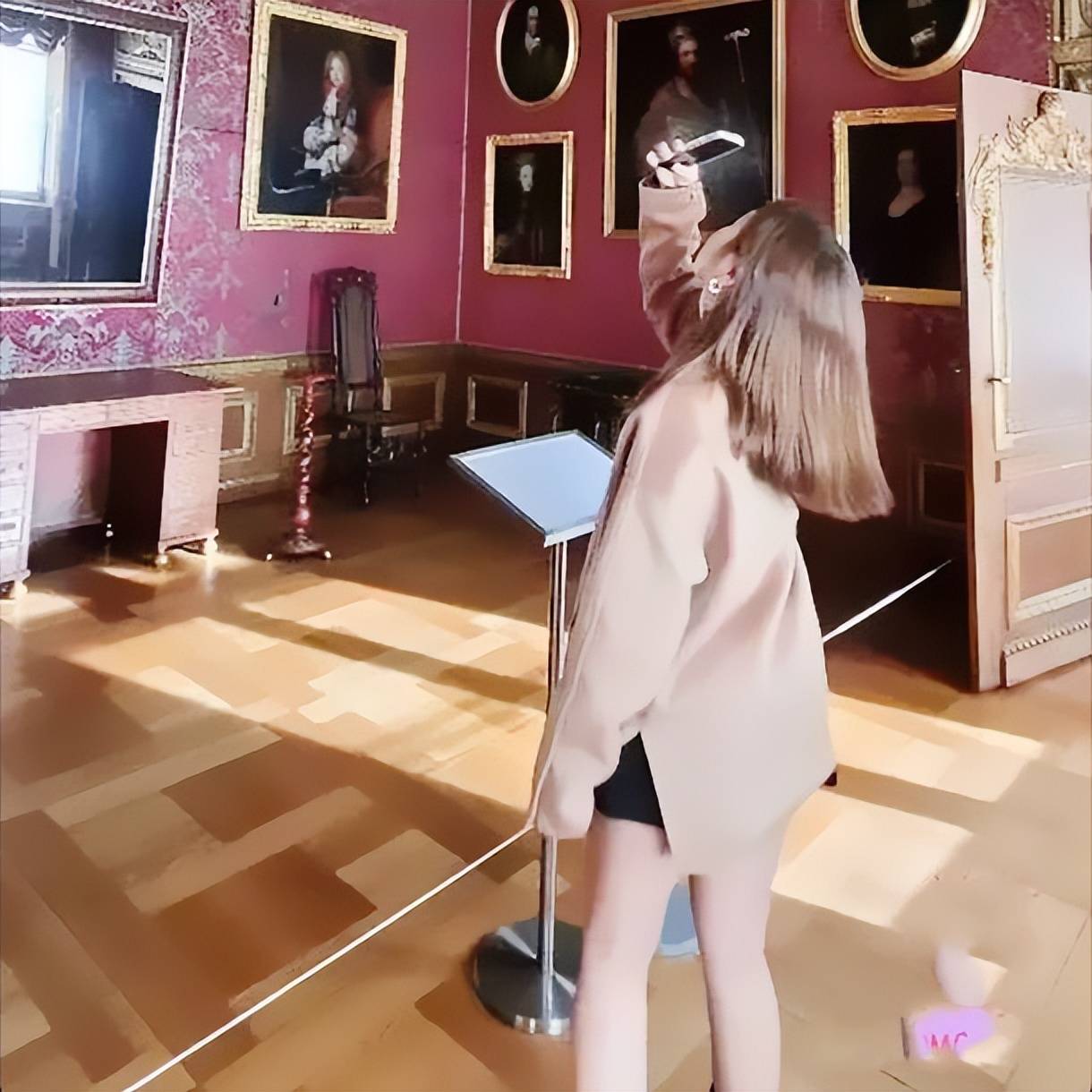 衫还反穿玩个性老公是富二代身价15亿AG真人直营48岁金喜善素颜太赞牛仔(图6)