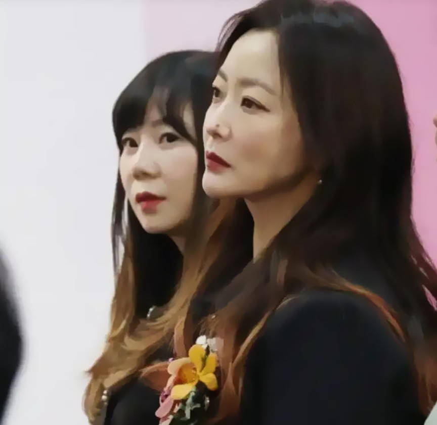 衫还反穿玩个性老公是富二代身价15亿AG真人直营48岁金喜善素颜太赞牛仔(图9)