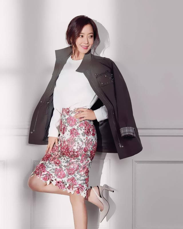 衫还反穿玩个性老公是富二代身价15亿AG真人直营48岁金喜善素颜太赞牛仔(图10)