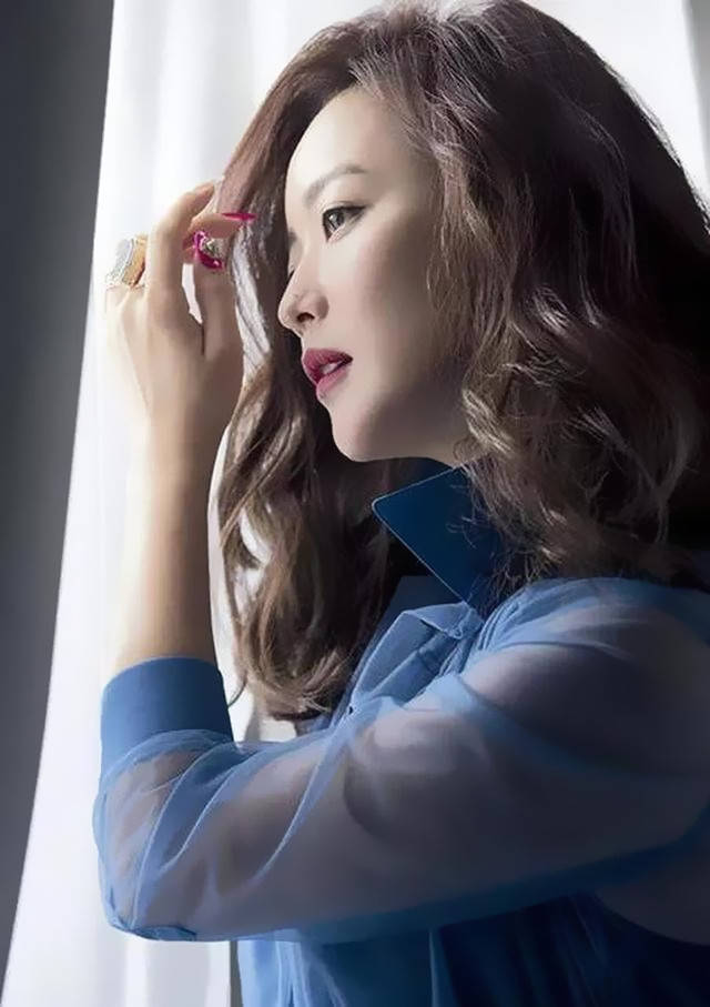 衫还反穿玩个性老公是富二代身价15亿AG真人直营48岁金喜善素颜太赞牛仔(图14)