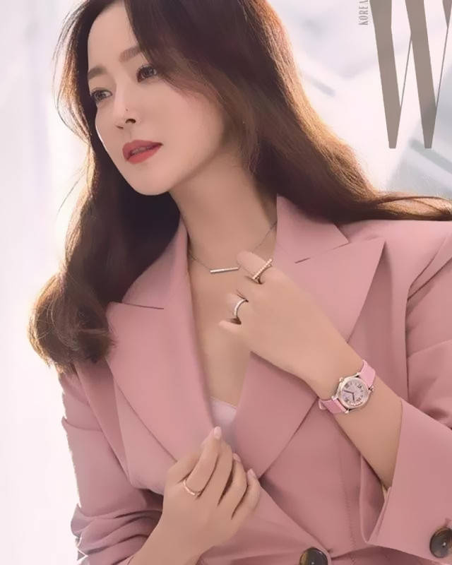 衫还反穿玩个性老公是富二代身价15亿AG真人直营48岁金喜善素颜太赞牛仔(图20)