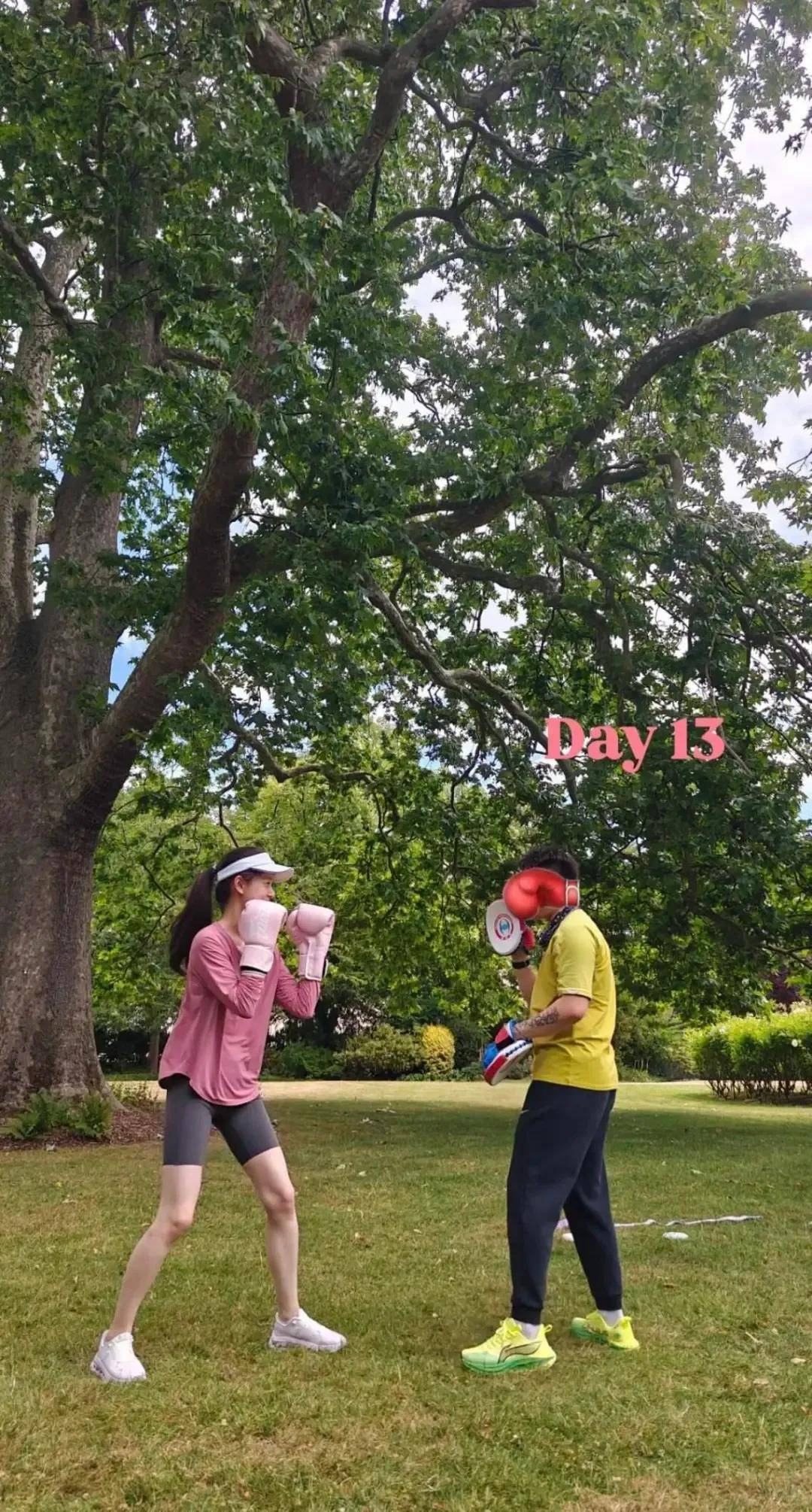 儿耳环也爱穿“中产三宝”！“该省省该花花”AG真人平台app章泽天看展戴80万香奈(图2)