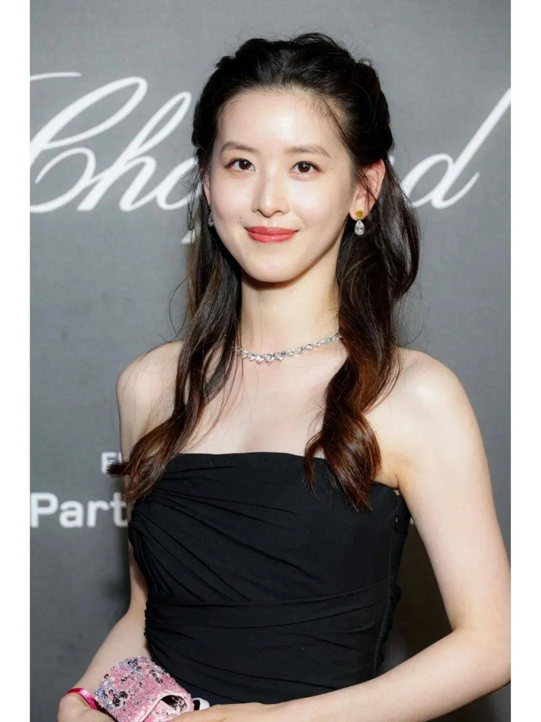 儿耳环也爱穿“中产三宝”！“该省省该花花”AG真人平台app章泽天看展戴80万香奈(图5)