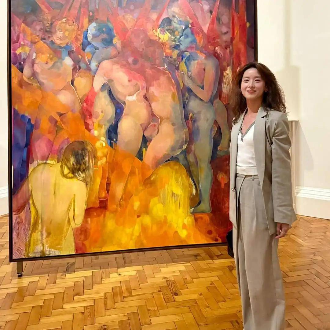 儿耳环也爱穿“中产三宝”！“该省省该花花”AG真人平台app章泽天看展戴80万香奈(图4)