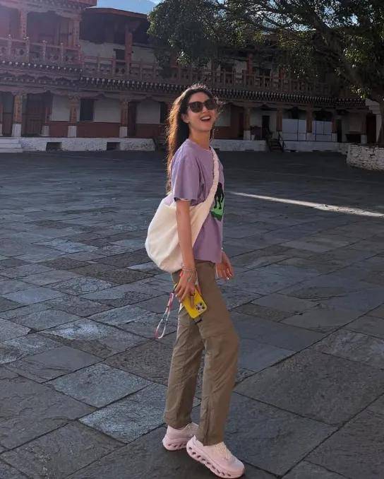 儿耳环也爱穿“中产三宝”！“该省省该花花”AG真人平台app章泽天看展戴80万香奈(图7)