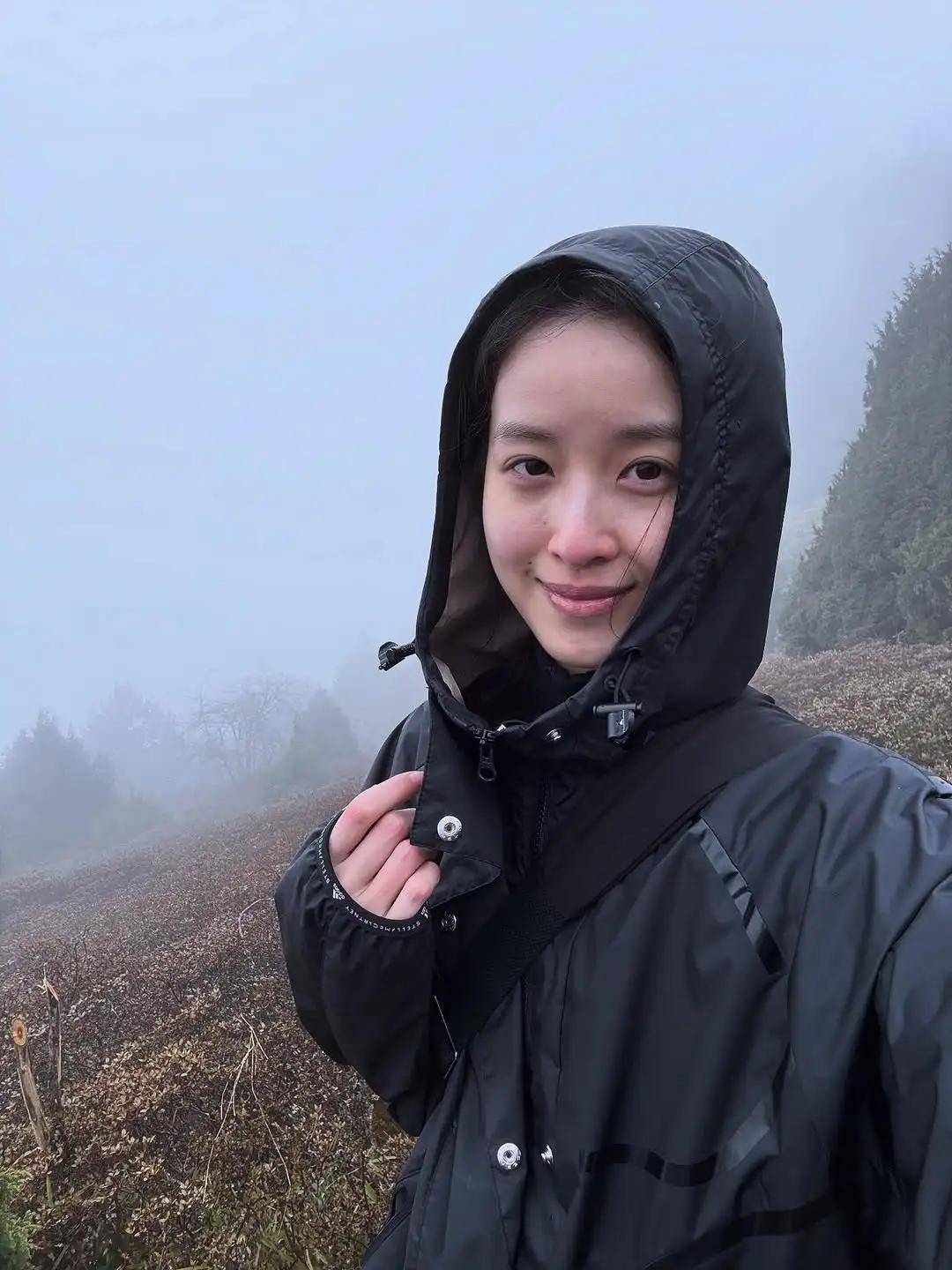 儿耳环也爱穿“中产三宝”！“该省省该花花”AG真人平台app章泽天看展戴80万香奈(图8)