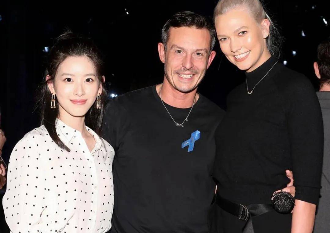 儿耳环也爱穿“中产三宝”！“该省省该花花”AG真人平台app章泽天看展戴80万香奈(图9)