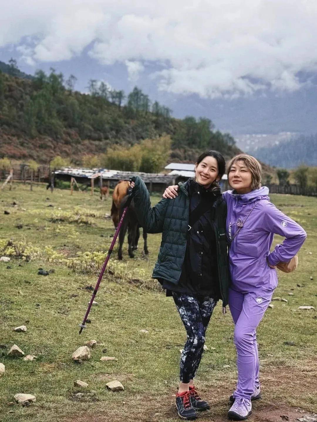 儿耳环也爱穿“中产三宝”！“该省省该花花”AG真人平台app章泽天看展戴80万香奈(图12)