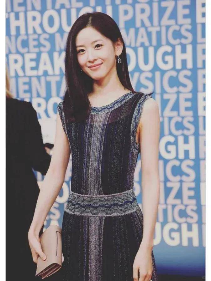 儿耳环也爱穿“中产三宝”！“该省省该花花”AG真人平台app章泽天看展戴80万香奈(图14)