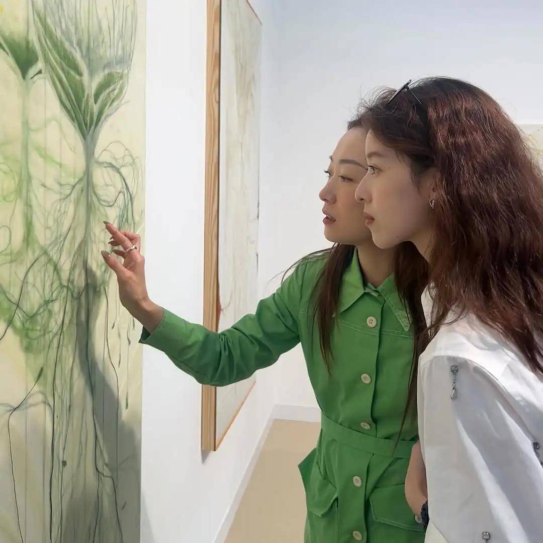 儿耳环也爱穿“中产三宝”！“该省省该花花”AG真人平台app章泽天看展戴80万香奈(图21)