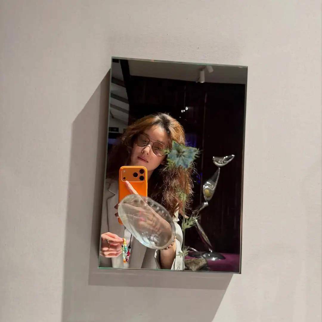 儿耳环也爱穿“中产三宝”！“该省省该花花”AG真人平台app章泽天看展戴80万香奈(图20)