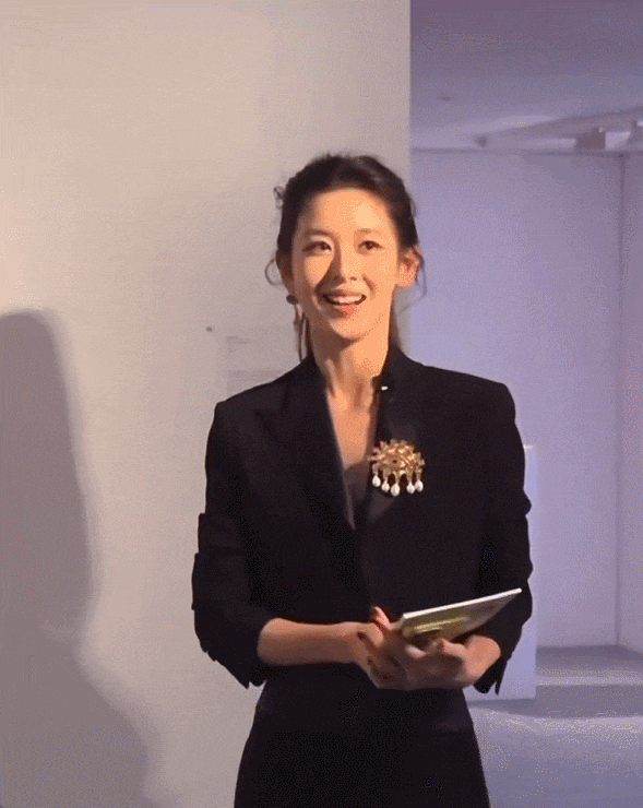 儿耳环也爱穿“中产三宝”！“该省省该花花”AG真人平台app章泽天看展戴80万香奈(图22)