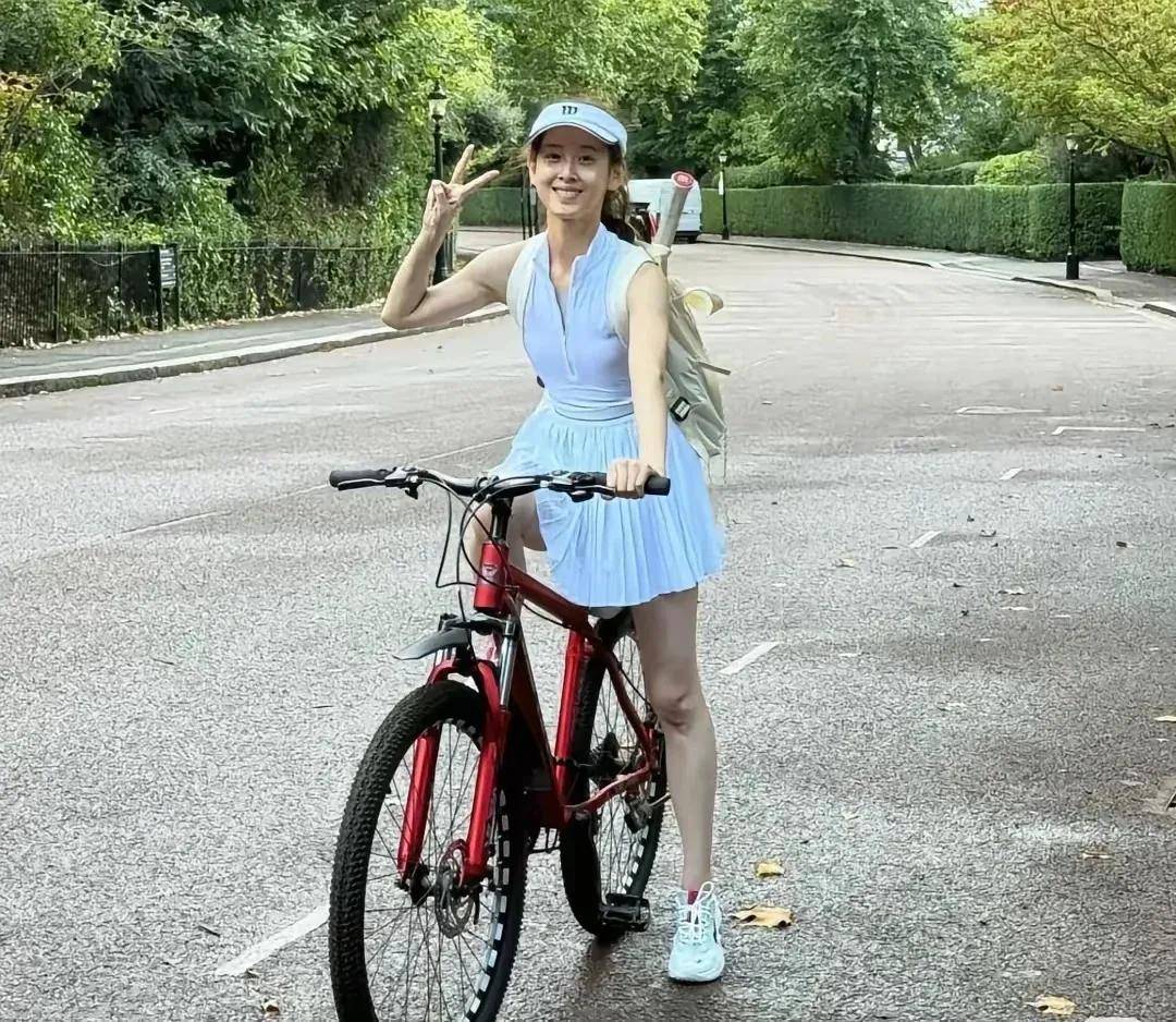 儿耳环也爱穿“中产三宝”！“该省省该花花”AG真人平台app章泽天看展戴80万香奈(图23)