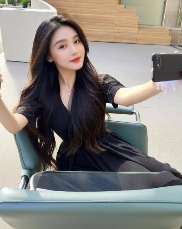 身裙美女散发出岁月之美很有吸引力！AG真人平台app御姐范十足的紧(图1)