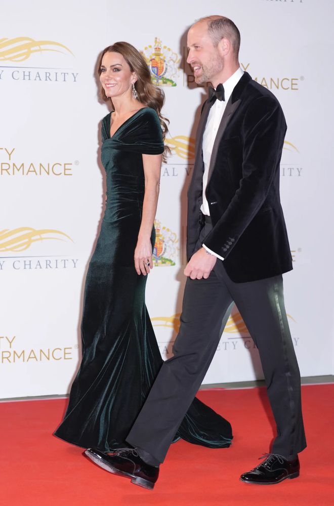 反手祭出女王最爱珠宝——190克拉传世耳环AG真人百家乐卡米拉祖母绿冠冕刚亮相凯特(图2)