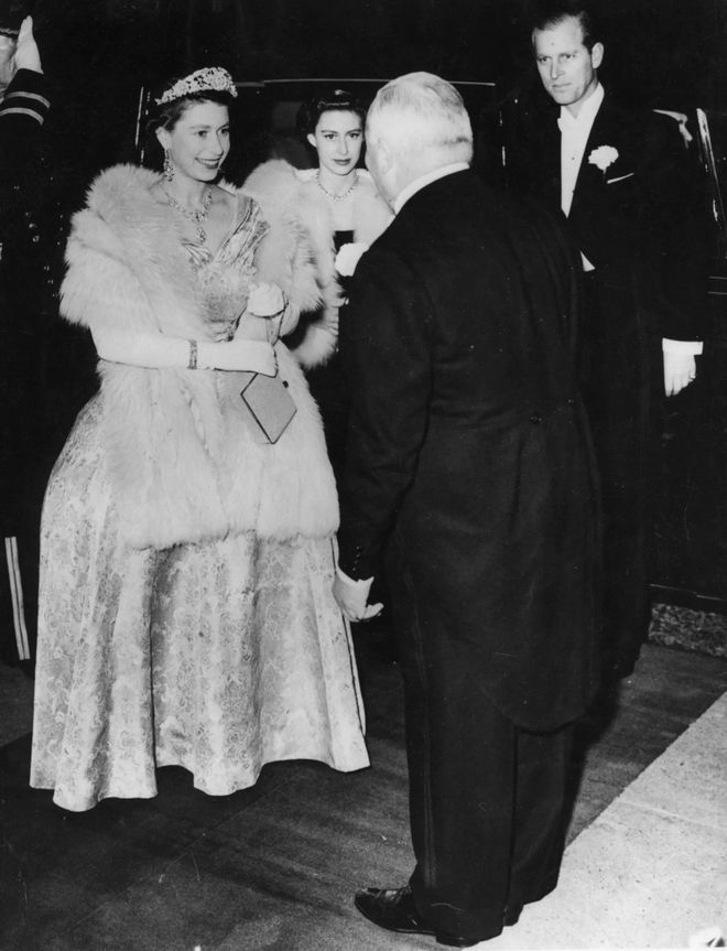 反手祭出女王最爱珠宝——190克拉传世耳