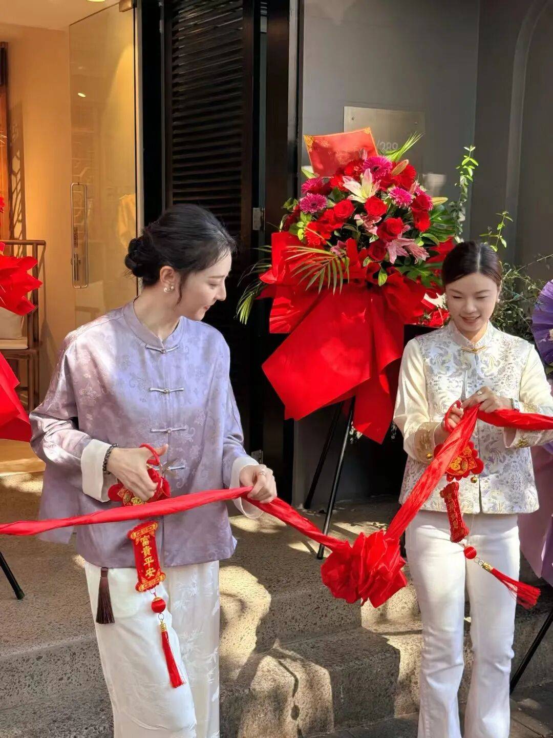 杨仕嘉：让“新中式”服装更有国际范AG真人登录入口侨连五洲 华侨青年(图1)