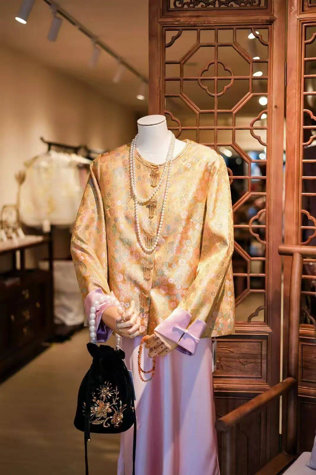 杨仕嘉：让“新中式”服装更有国际范AG真人登录入口侨连五洲 华侨青年(图2)