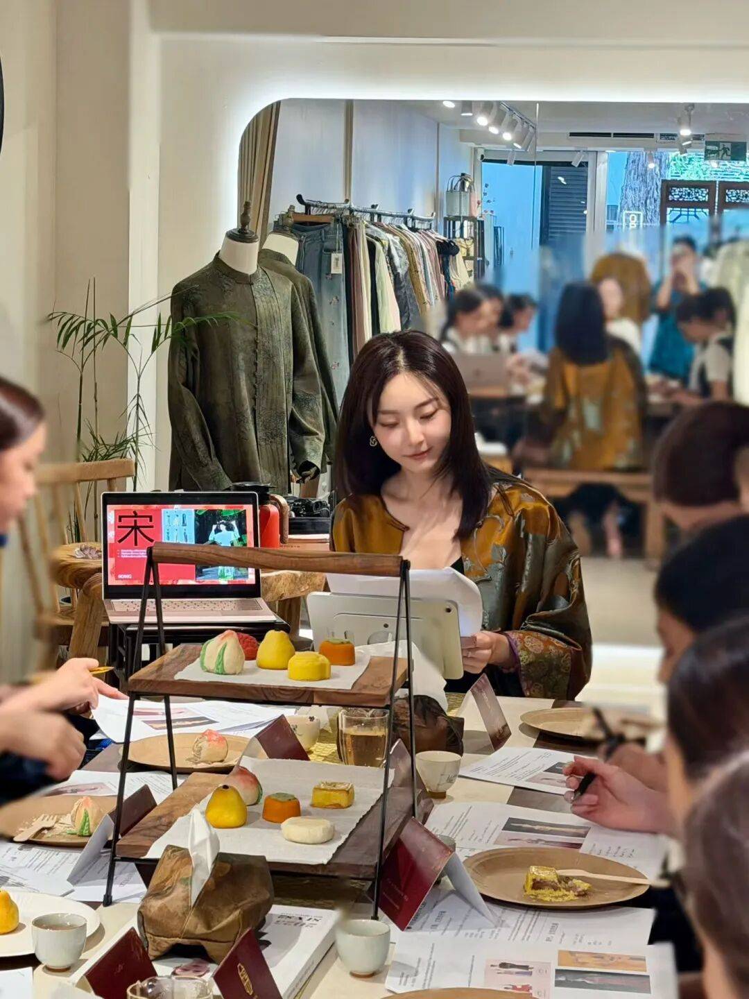 杨仕嘉：让“新中式”服装更有国际范AG真人登录入口侨连五洲 华侨青年(图3)