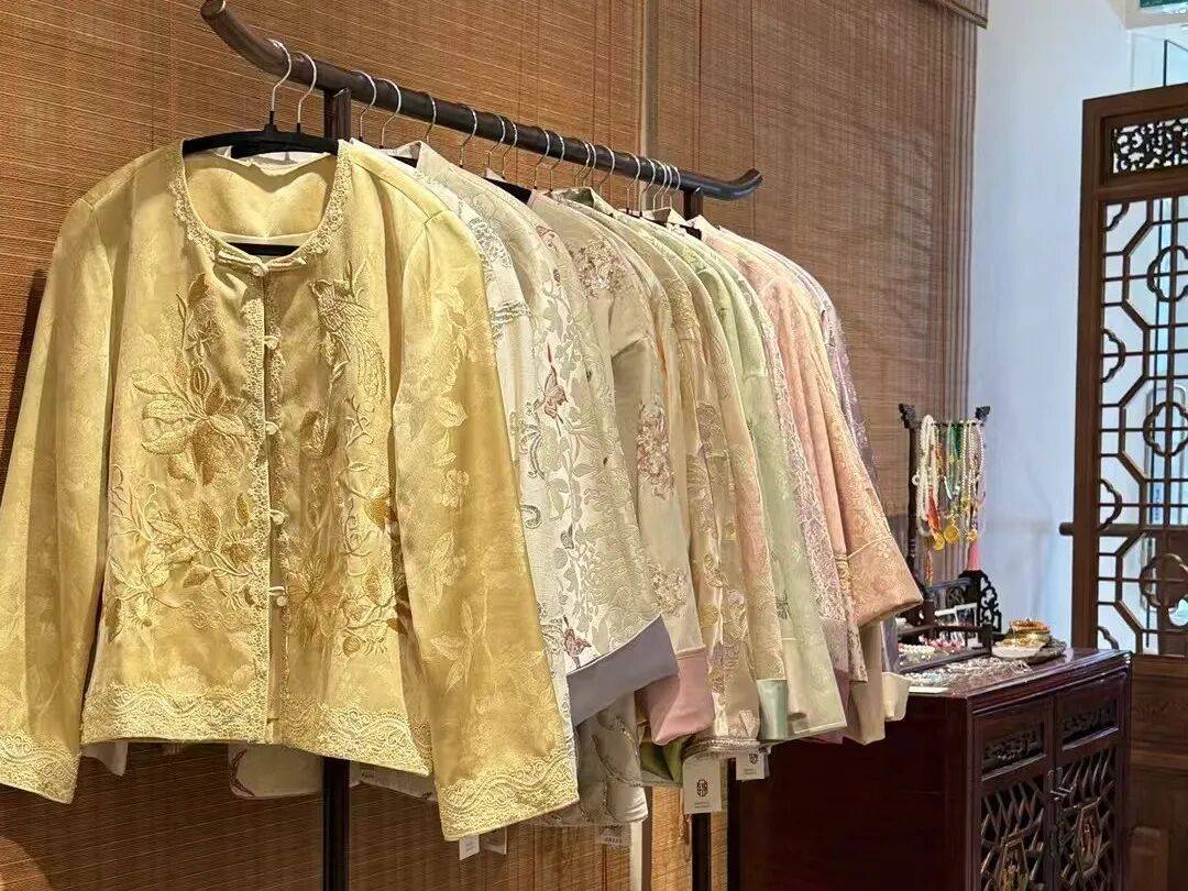 杨仕嘉：让“新中式”服装更有国际范AG真人登录入口侨连五洲 华侨青年(图5)