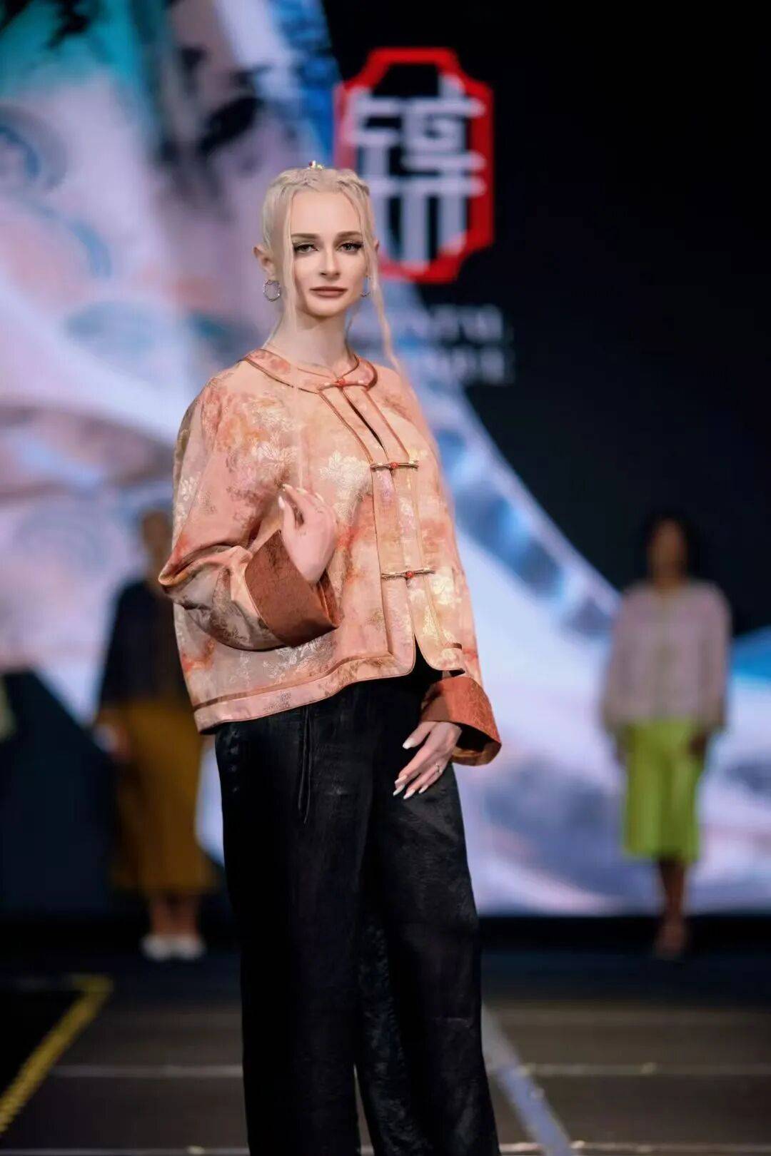 杨仕嘉：让“新中式”服装更有国际范AG真人登录入口侨连五洲 华侨青年(图7)